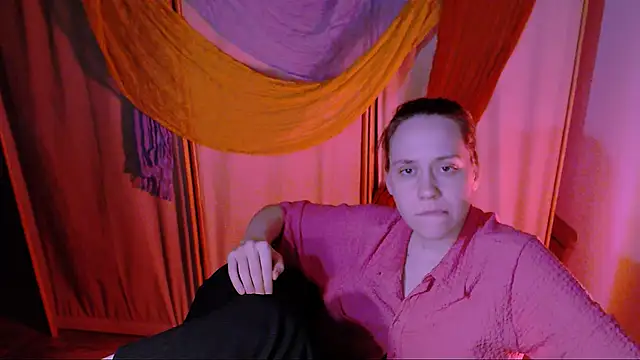 Snapshot of Malinax chatting on 11.13.25 Malinax online show from 11.13.25