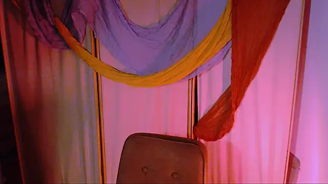 Snapshot of Malinax chatting on 12.16.25 Malinax online show from 12.16.25