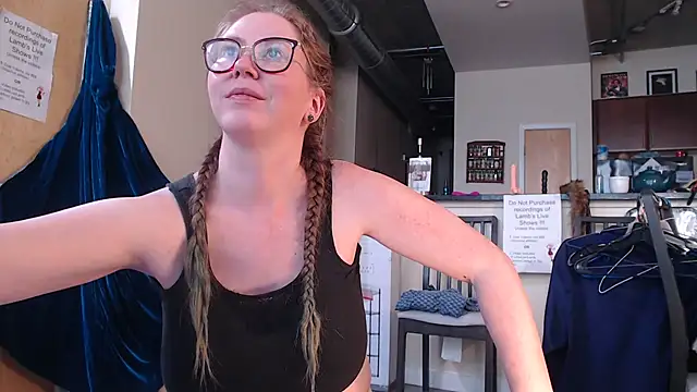 Snapshot of littlelustlamb chatting on 10.08.25 littlelustlamb online show from 10.08.25