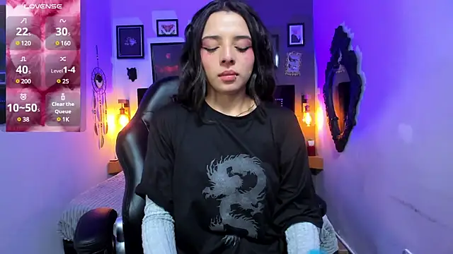 Charlotte  Benett online show from 02.11.25