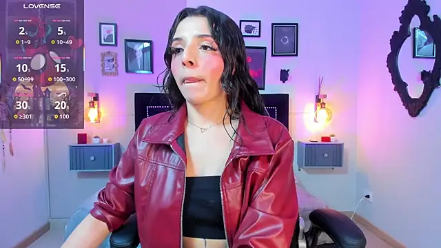 Charlotte  Benett online show from 11.03.25