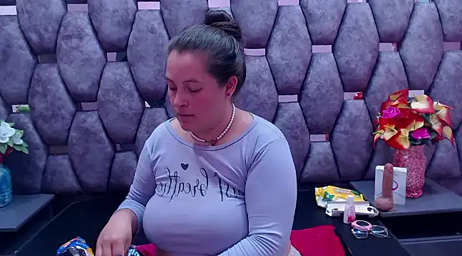 SaraThomso online show from 12.15.24