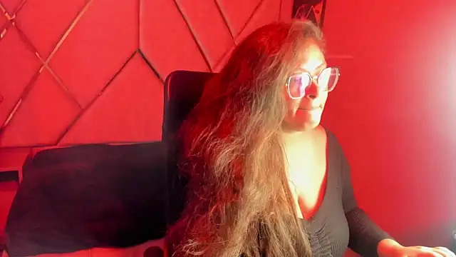 SaraThomso online show from 11.21.25