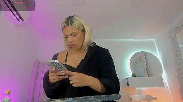 Snapshot of Shelynna_azzul chatting on 11.30.25 Shelynna azzul online show from 11.30.25