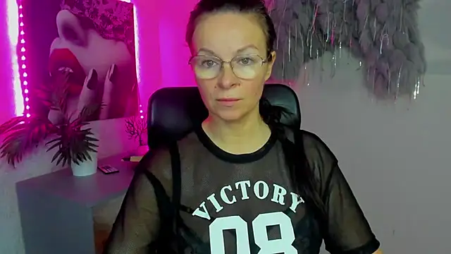 Snapshot of HelenLuxx chatting on 11.20.25 HelenLuxx online show from 11.20.25