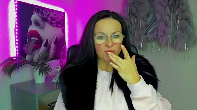 Snapshot of HelenLuxx chatting on 11.24.25 HelenLuxx online show from 11.24.25