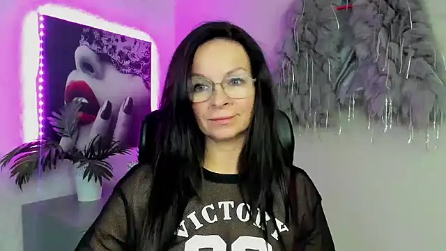 Snapshot of HelenLuxx chatting on 11.27.25 HelenLuxx online show from 11.27.25