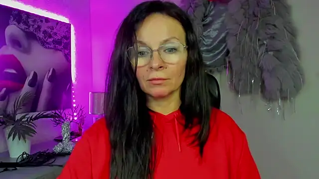 Snapshot of HelenLuxx chatting on 12.18.25 HelenLuxx online show from 12.18.25