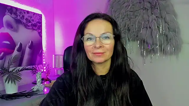 Snapshot of HelenLuxx chatting on 12.19.25 HelenLuxx online show from 12.19.25