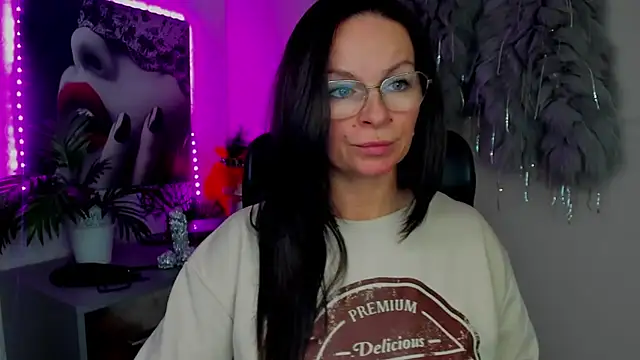 Snapshot of HelenLuxx chatting on 02.02.26 HelenLuxx online show from 02.02.26