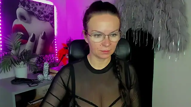 Snapshot of HelenLuxx chatting on 02.19.26 HelenLuxx online show from 02.19.26