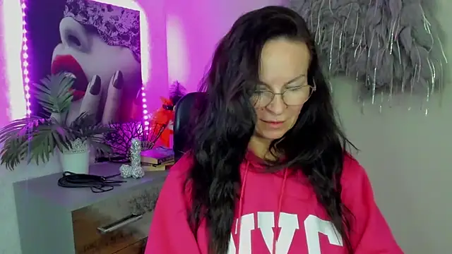 Snapshot of HelenLuxx chatting on 02.24.26 HelenLuxx online show from 02.24.26