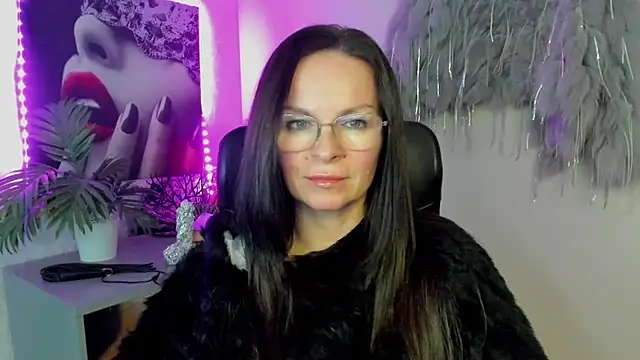 HelenLuxx online show from 03.04.26