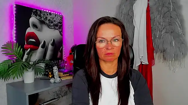 Snapshot of HelenLuxx chatting on 06.24.26 HelenLuxx online show from 06.24.26