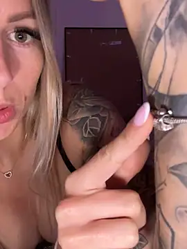 Snapshot of X_JamieLove_X chatting on 10.04.25 X JamieLove X online show from 10.04.25