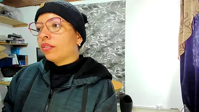 Snapshot of THEBOSSLARA chatting on 02.18.25 THEBOSSLARA online show from 02.18.25