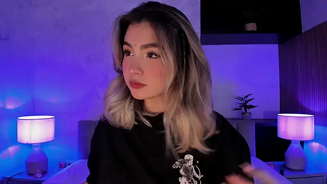 Snapshot of SamantaBone chatting on 01.27.25 SamantaBone online show from 01.27.25