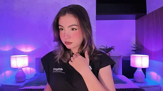 Snapshot of SamantaBone chatting on 10.17.25 SamantaBone online show from 10.17.25