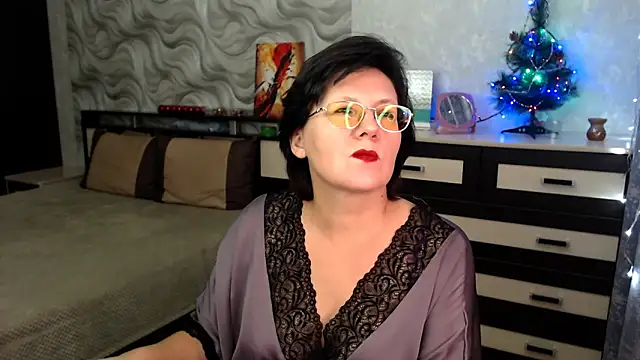 Snapshot of VitaCharm chatting on 12.17.25 VitaCharm online show from 12.17.25