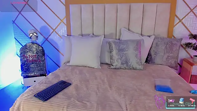 Snapshot of TamyHoney chatting on 10.30.25 TamyHoney online show from 10.30.25