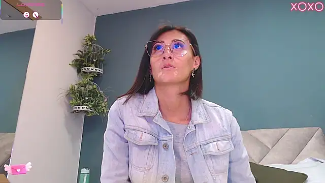 Snapshot of SharisWillian chatting on 10.25.25 SharisWillian online show from 10.25.25