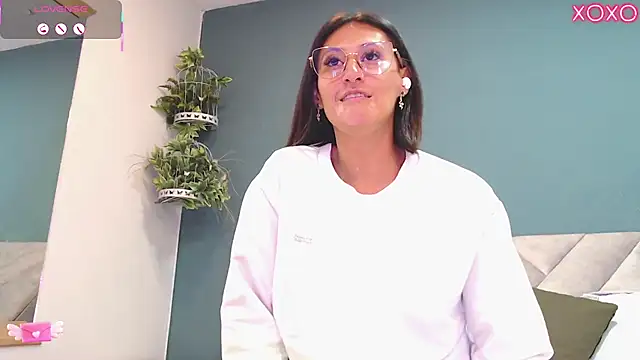 Snapshot of SharisWillian chatting on 10.27.25 SharisWillian online show from 10.27.25