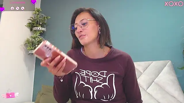 Snapshot of SharisWillian chatting on 10.30.25 SharisWillian online show from 10.30.25