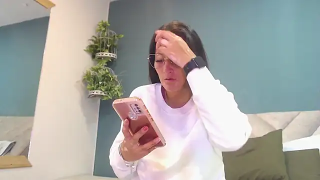 Snapshot of SharisWillian chatting on 11.12.25 SharisWillian online show from 11.12.25