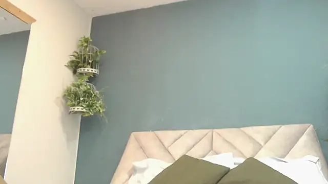 Snapshot of SharisWillian chatting on 11.15.25 SharisWillian online show from 11.15.25