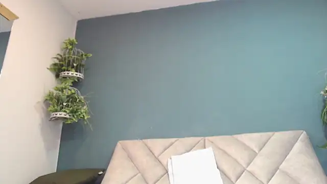 Snapshot of SharisWillian chatting on 11.19.25 SharisWillian online show from 11.19.25