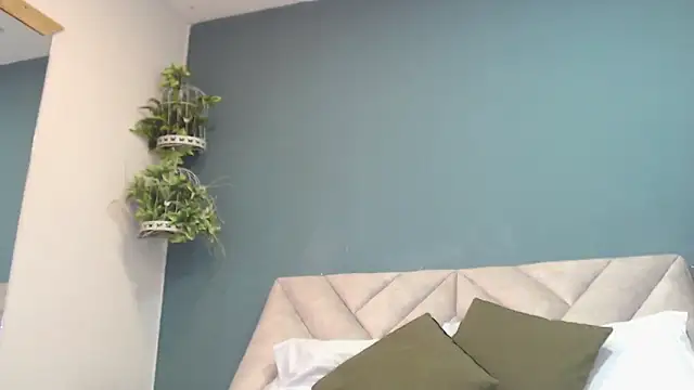 Snapshot of SharisWillian chatting on 11.21.25 SharisWillian online show from 11.21.25