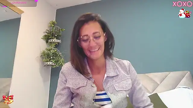 Snapshot of SharisWillian chatting on 11.22.25 SharisWillian online show from 11.22.25