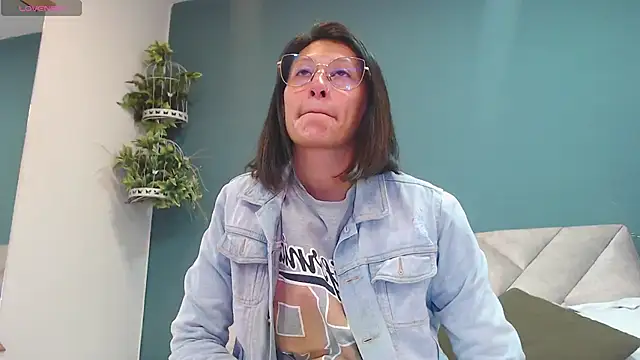 Snapshot of SharisWillian chatting on 11.27.25 SharisWillian online show from 11.27.25