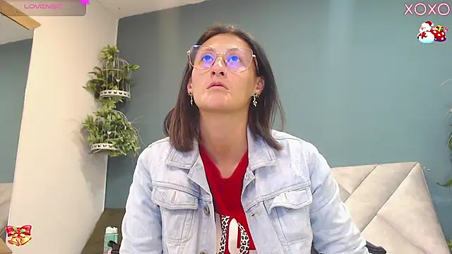 Snapshot of SharisWillian chatting on 11.28.25 SharisWillian online show from 11.28.25