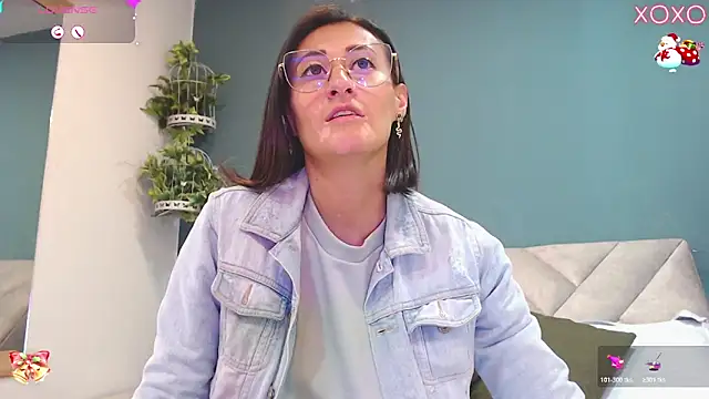 Snapshot of SharisWillian chatting on 11.29.25 SharisWillian online show from 11.29.25