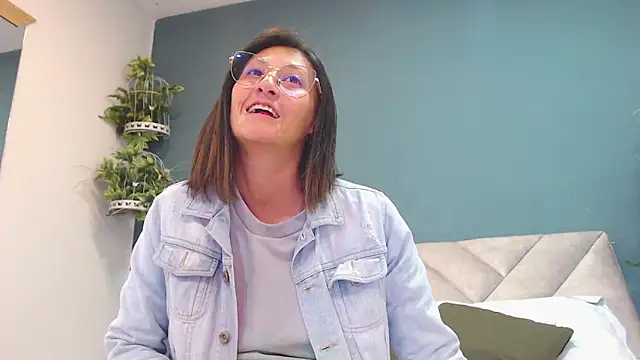 Snapshot of SharisWillian chatting on 12.01.25 SharisWillian online show from 12.01.25