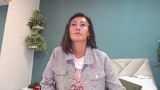 Snapshot of SharisWillian chatting on 12.03.25 SharisWillian online show from 12.03.25