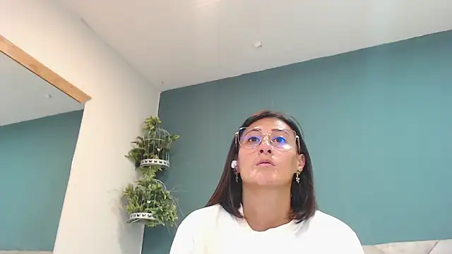 Snapshot of SharisWillian chatting on 12.04.25 SharisWillian online show from 12.04.25