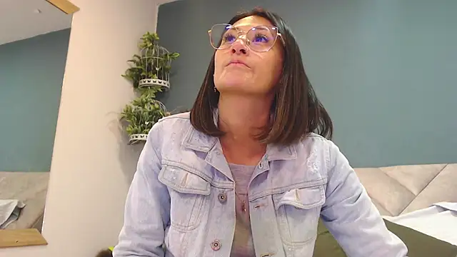 Snapshot of SharisWillian chatting on 12.15.25 SharisWillian online show from 12.15.25