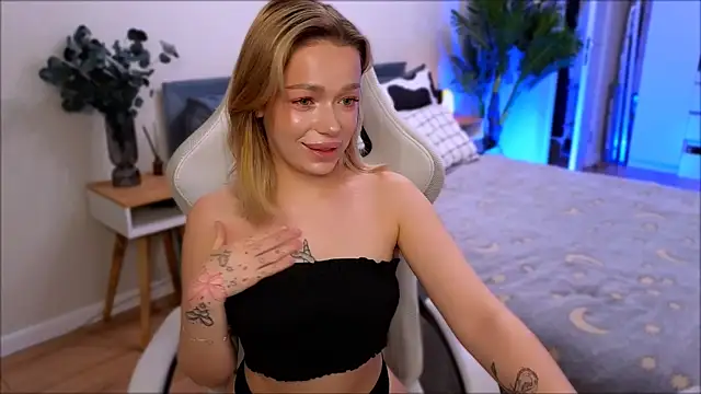 Snapshot of Lily_Yin chatting on 12.15.25 Lily Yin online show from 12.15.25