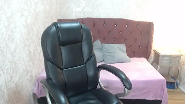 Snapshot of charlottemoonxz chatting on 01.08.25 charlottemoonxz online show from 01.08.25