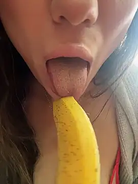 Snapshot of MooonReal chatting on 12.04.25 MooonReal online show from 12.04.25