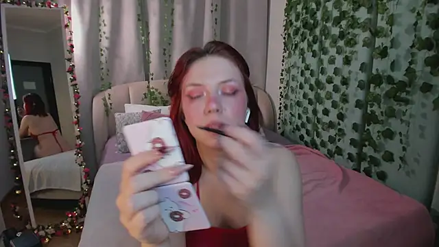 Snapshot of Love_is_Lola chatting on 01.10.26 Love is Lola online show from 01.10.26