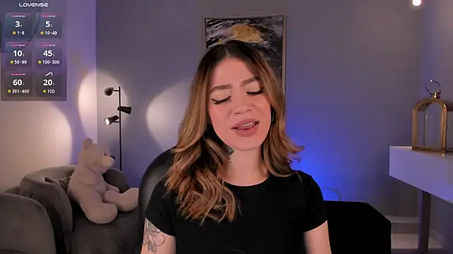 Snapshot of ViolettHansson chatting on 01.28.25 ViolettHansson online show from 01.28.25
