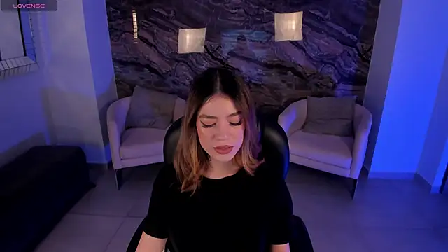 Snapshot of ViolettHansson chatting on 02.16.25 ViolettHansson online show from 02.16.25