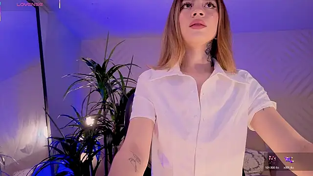 Snapshot of ViolettHansson chatting on 02.18.25 ViolettHansson online show from 02.18.25