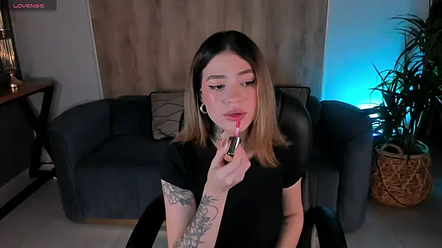Snapshot of ViolettHansson chatting on 03.13.25 ViolettHansson online show from 03.13.25