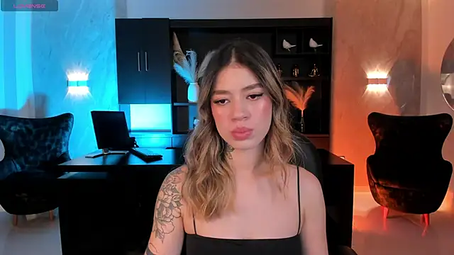 Snapshot of ViolettHansson chatting on 10.02.25 ViolettHansson online show from 10.02.25