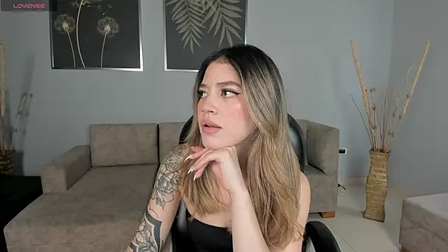 Snapshot of ViolettHansson chatting on 10.21.25 ViolettHansson online show from 10.21.25