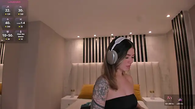 Snapshot of ViolettHansson chatting on 10.29.25 ViolettHansson online show from 10.29.25